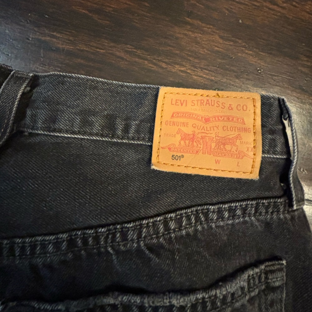 Levi's Black Denim Cutoff button fly Shorts with Frayed Hem - size 30 - Picture 3 of 10